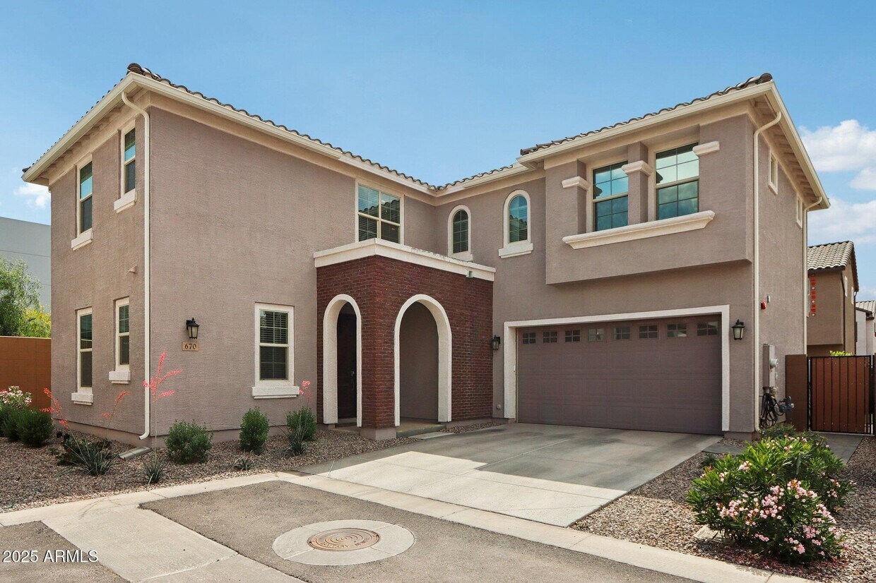 Foto principal - 670 S Beebe St