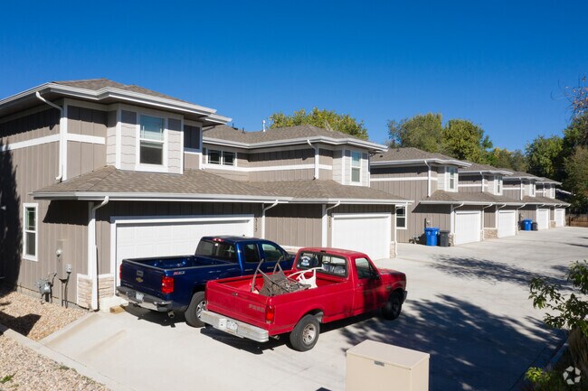 Estacionamiento amplio - 315-365 N Boise Ave