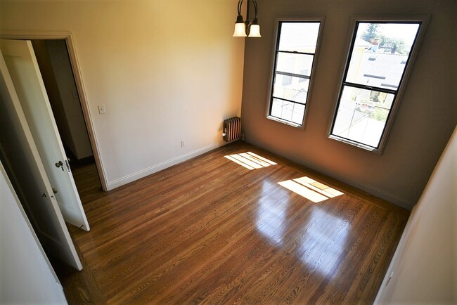 Building Photo - 590 Merritt Ave