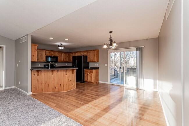 Building Photo - Newly Updated Spacious Home
