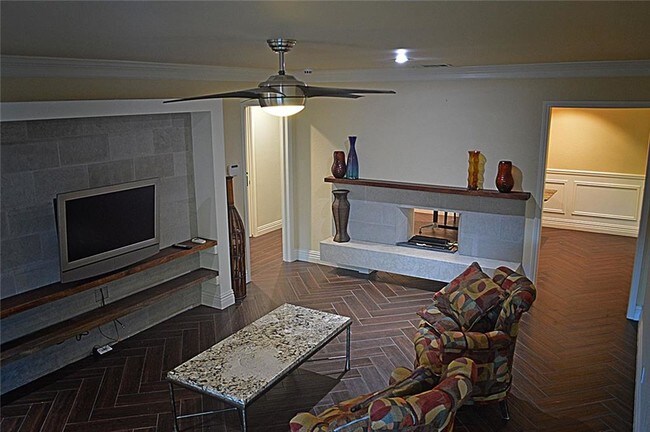 Building Photo - 1508W W Mockingbird Ln