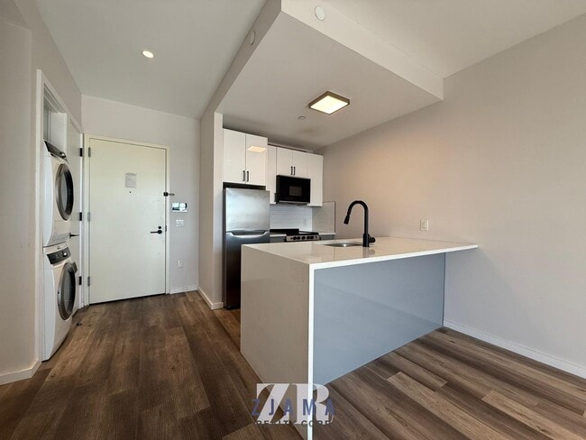 Building Photo - 1120 St Johns Pl