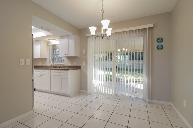 Building Photo - 2426 Sable Dr