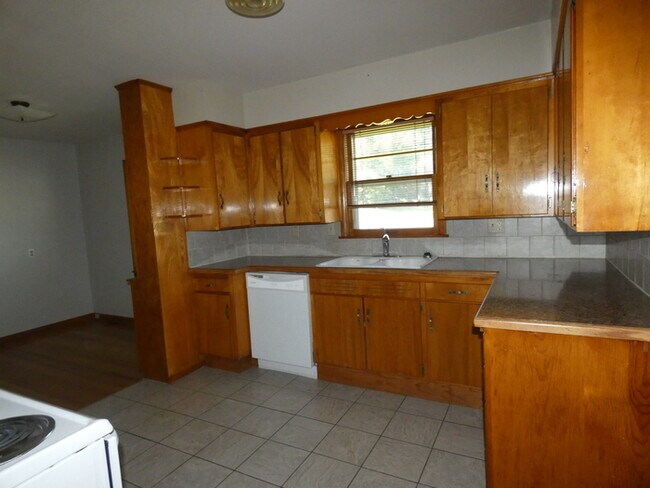 Building Photo - 2401 NE Vivion Rd