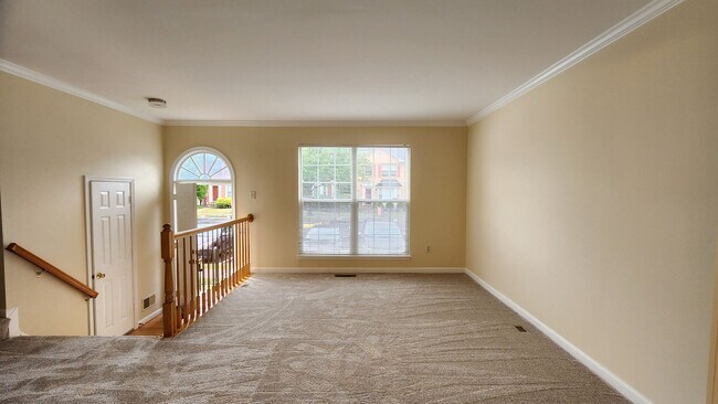Foto del edificio - Kingstowne Townhome with Deck and Fenced Yard