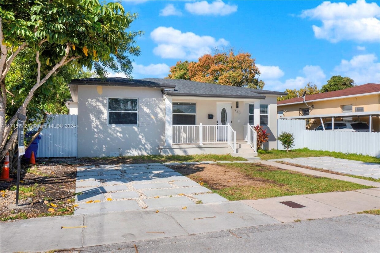 Photo - 720 SW 60th Ave
