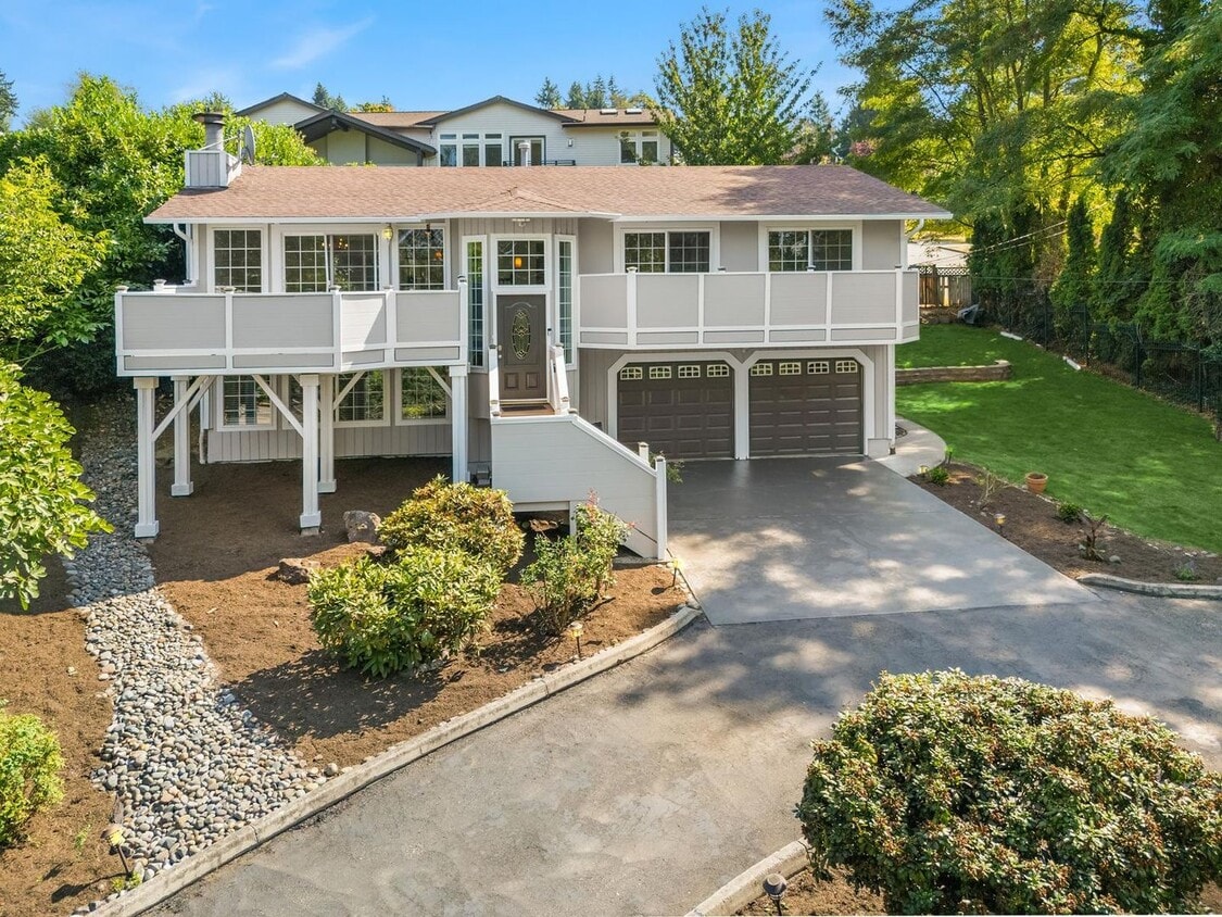 Primary Photo - Luxurious home with tasteful updates throu...