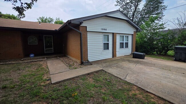 Foto del edificio - 3 Bed 1 bath home in MWC.