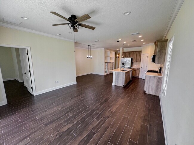 Foto del edificio - Nearly new 3 bedroom 2 bath home with an a...