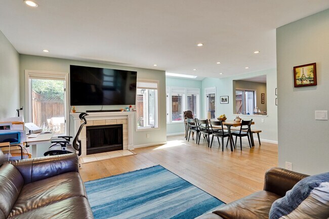 Foto del edificio - Large 3 Bed 2.5 Bath Townhome walking dist...