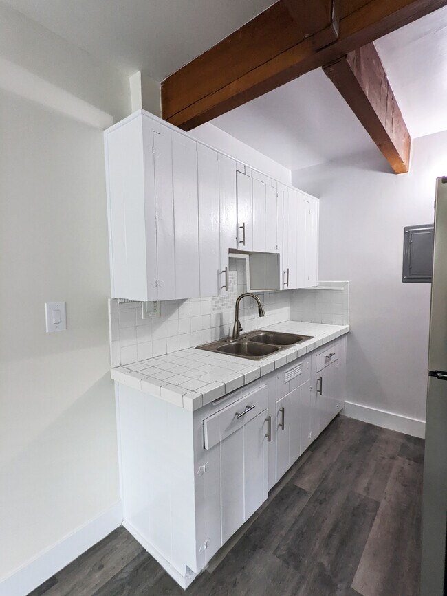 Kitchen - 3600 Carmona Ave