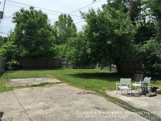 Building Photo - Cute bungalow with hardwood floors