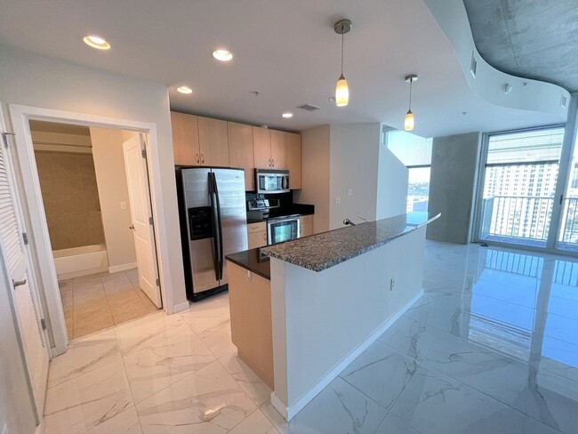 Building Photo - Downtown1BR/1BA condo located on 19th floo...