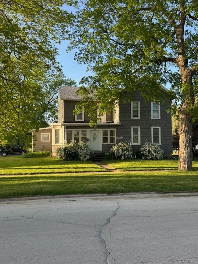 Building Photo - 302 E Washington St