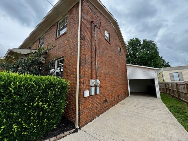 Foto del edificio - Townhome with attached garage near Tech Corridor and Research Park