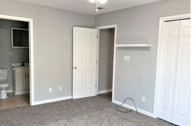 Foto del edificio - SCAD-Friendly 3BR Home Near Bus Route – Perfect for Roommates