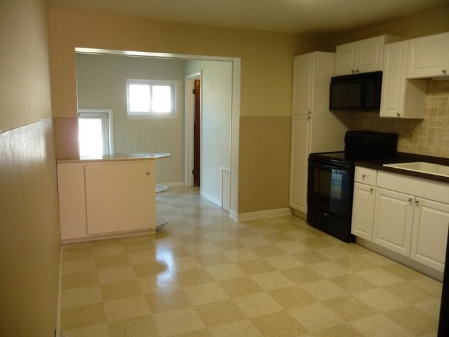 Building Photo - 183 Maple St