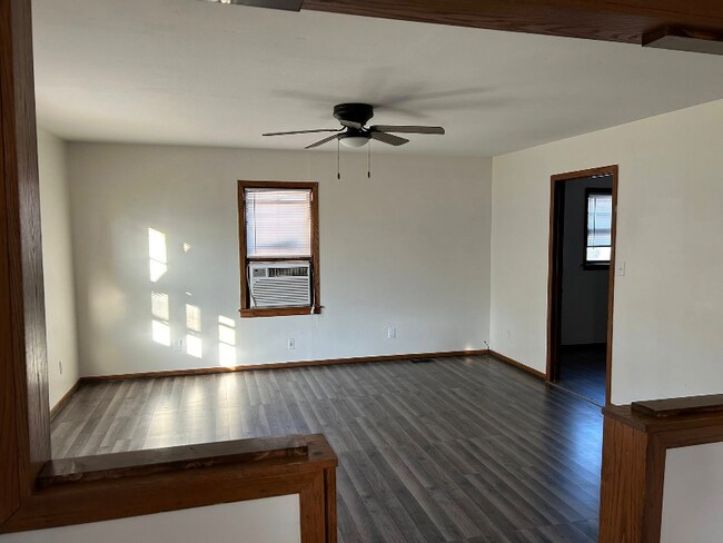 Foto del edificio - 422 E Broadway St