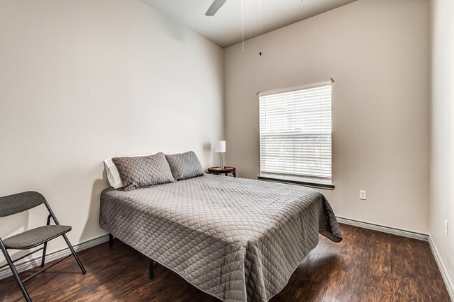 Building Photo - 136 W Elm Ave