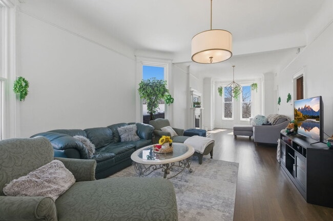 Photo - 850 W Oakdale Ave Apartment