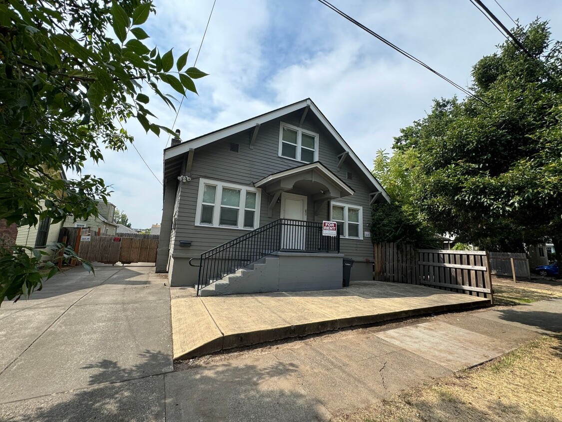 Primary Photo - 4 Bedroom House on U of O Campus - AVAILAB...