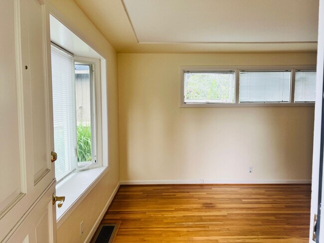 Building Photo - Great One Bedroom Unit Located In Multnoma...