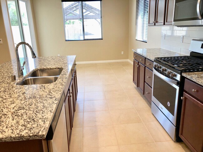 Foto del edificio - $2,395 Clinton & Temperance, 4 Bedroom - E...