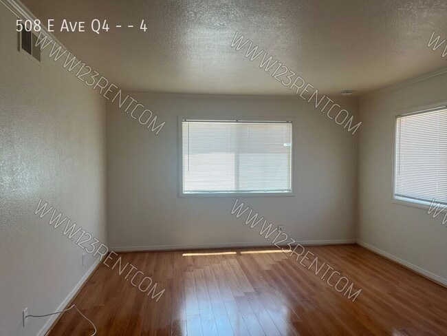 Building Photo - 508 E Ave Q4