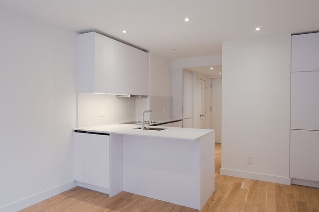 Building Photo - 3495 Rue de la Montagne