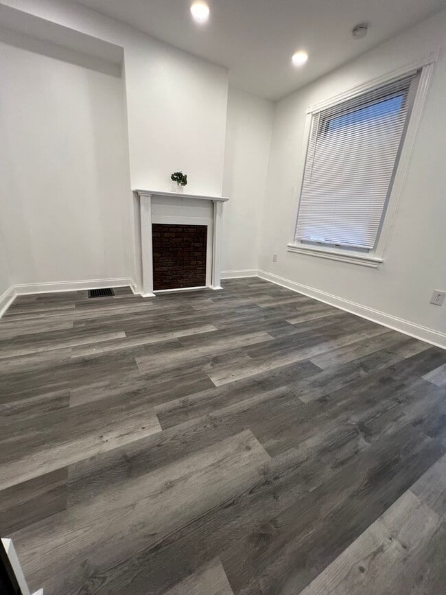 Building Photo - Luxurious 2-Bedroom Townhome in Carroll Pa...