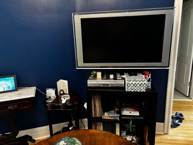 large screen tv with cable and Crave TV - 9727 Av Saint-Charles