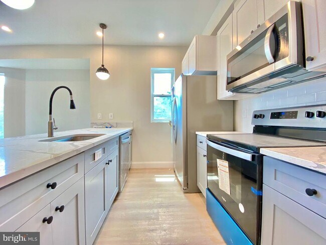 Foto del edificio - 6100 Ridge Ave