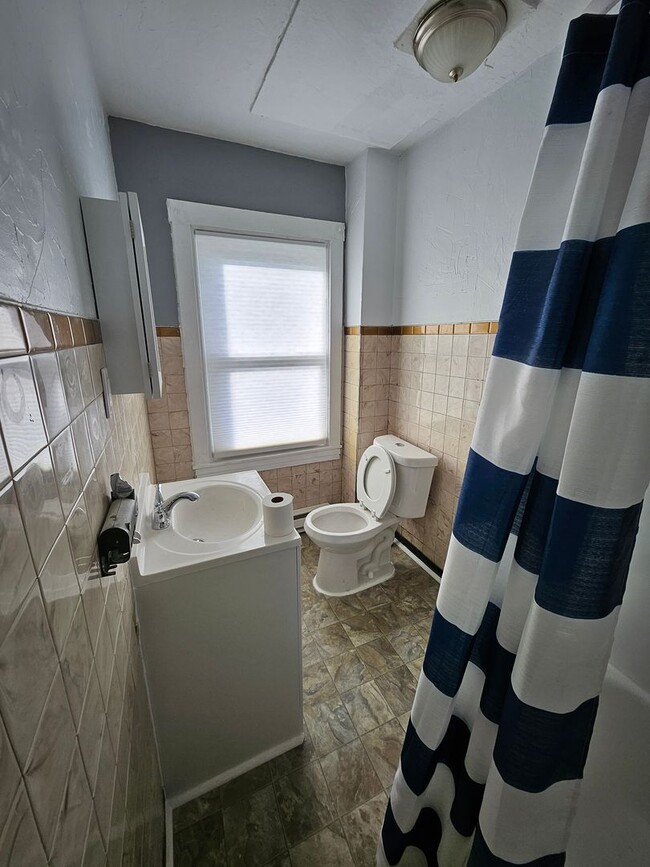 Building Photo - Bright and Airy 3 bedroom for rent-Vouchers Welcome