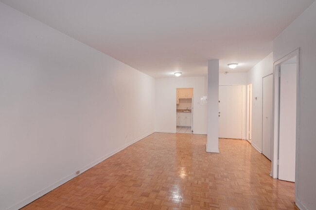 Building Photo - 2400 Av. Van Horne