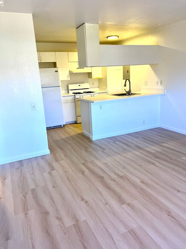 Foto del edificio - Palm Villas -  1 Bedroom w/ Parking, New V...