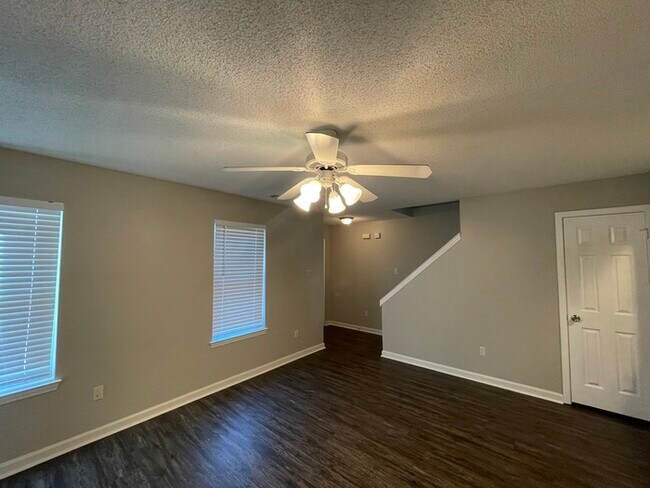 Foto del edificio - 7178 Charlton Way - Available Now!