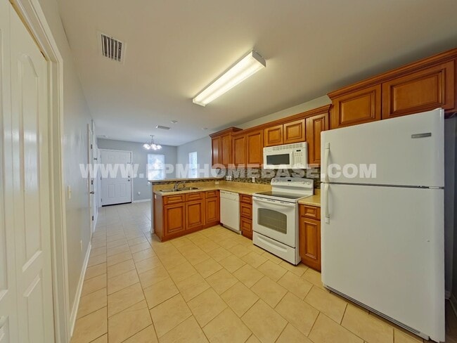 Building Photo - Charming 3-Bedroom Home on a Corner Lot with Spacious Yard – Pet Friendly!