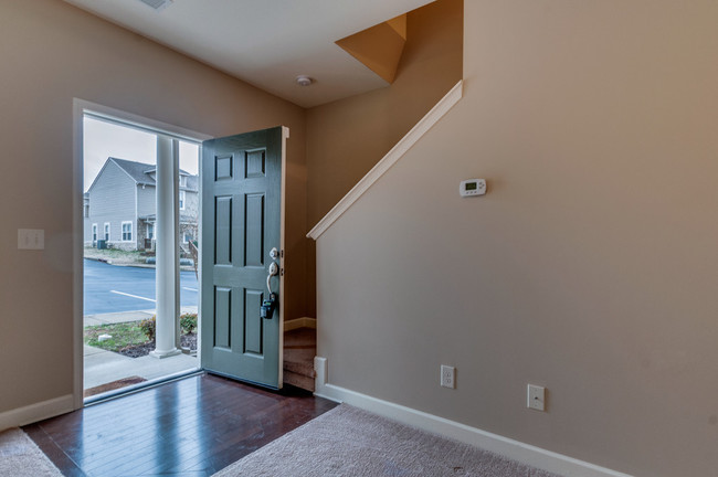 Foto del edificio - 735 Tulip Grove Rd