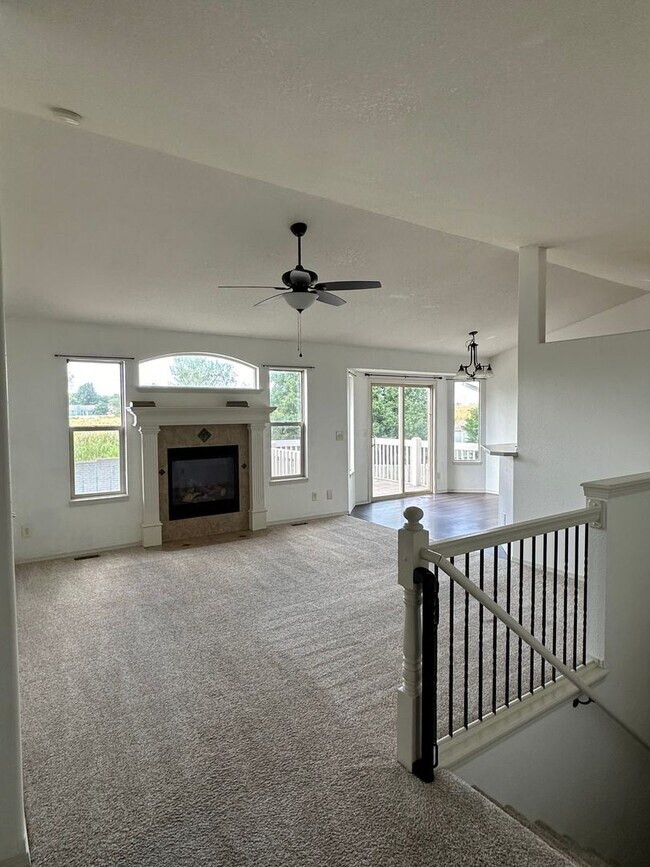 Foto del edificio - Beautiful Updated 5 Bedroom Home - Derby ,KS