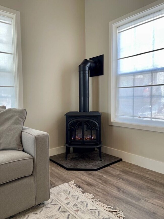 Foto del edificio - Modern 3 Bedroom 2.5 Bathroom House Close to Downtown Nevada City