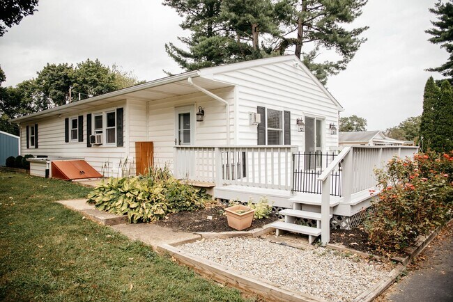 Building Photo - FULLY FURNISHED SINGLE FAMILY HOME - INTER...
