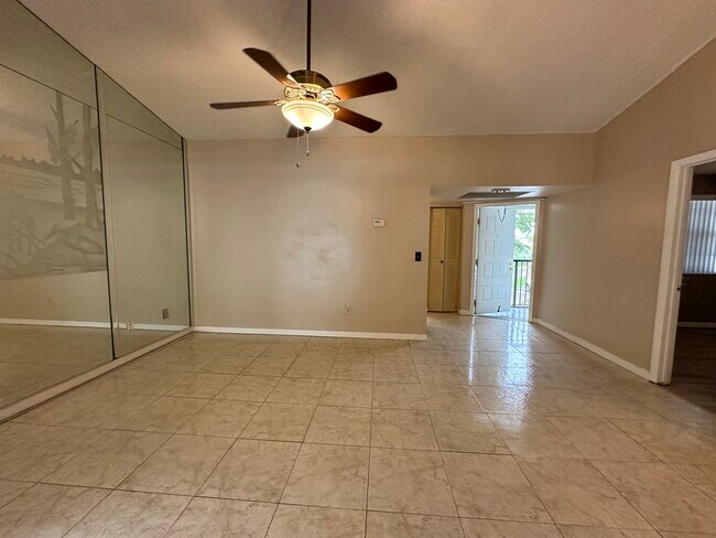 Foto del edificio - 1024 S Independence Dr