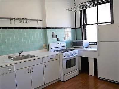 Building Photo - 910 W Newport Ave