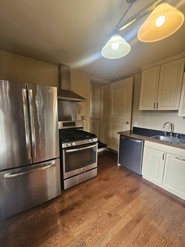 Building Photo - 603 Queens Av