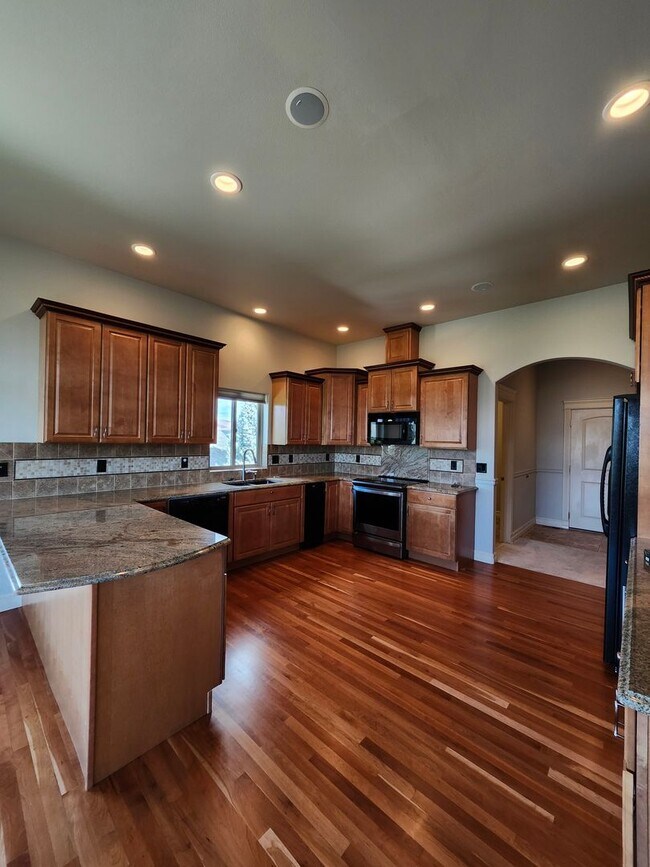 Foto del edificio - 718 Briarwood Dr
