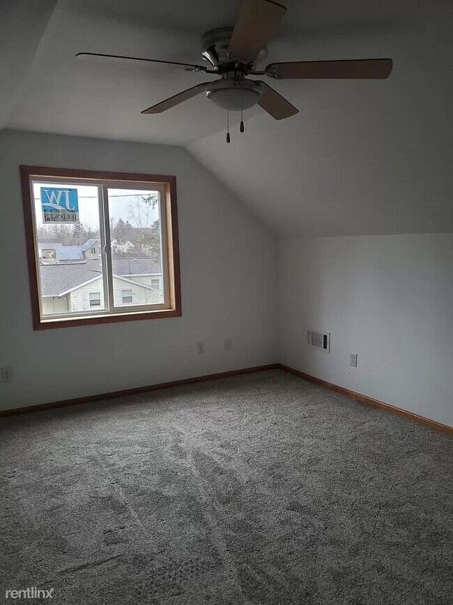 Building Photo - 3 br, 1 bath House - 520 Leonard St