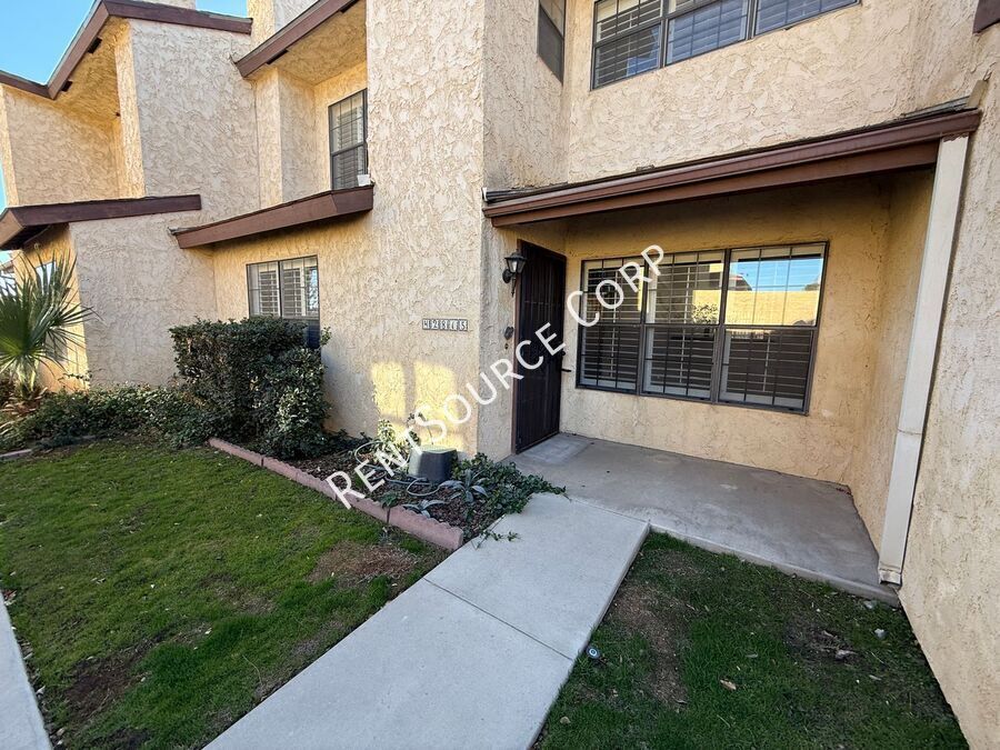 Foto principal - 2 Bedroom/2.5 Bathroom Two Story Town Home...