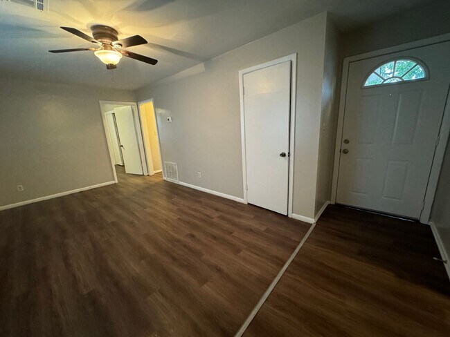 Building Photo - 3 Bedroom Near 21st & Yale!