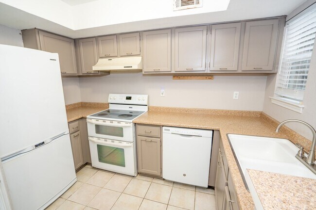 Foto del edificio - Cozy, Fully Updated, and Beautiful 2 Bed 2 Bath!!!