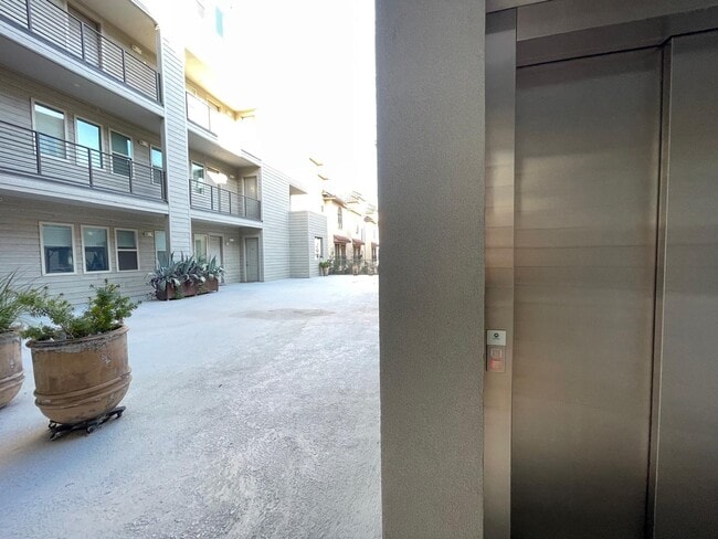 Foto del edificio - 4819 Caroline St
